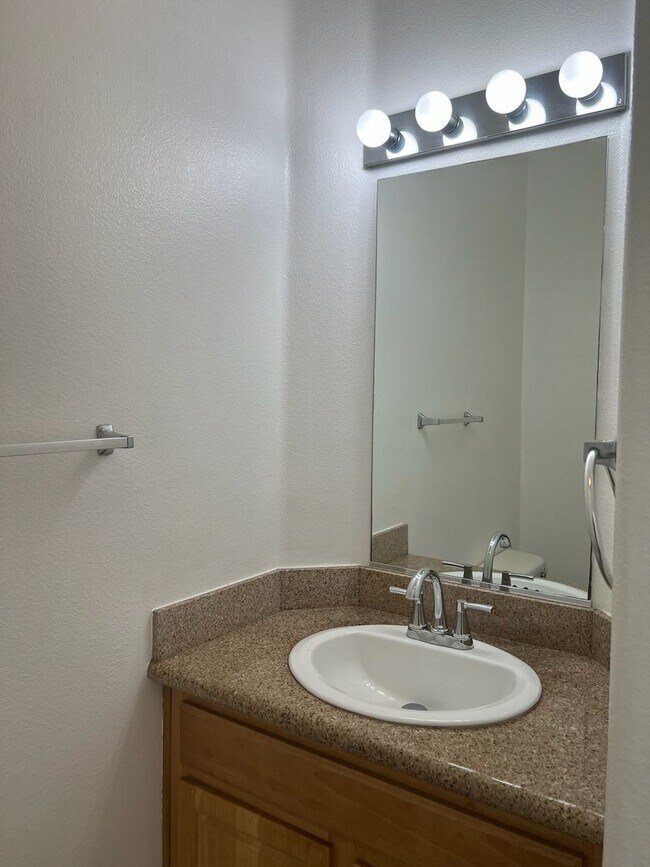 Building Photo - Luxurious 3 bedroom, 2.5 bath townhome, AC...