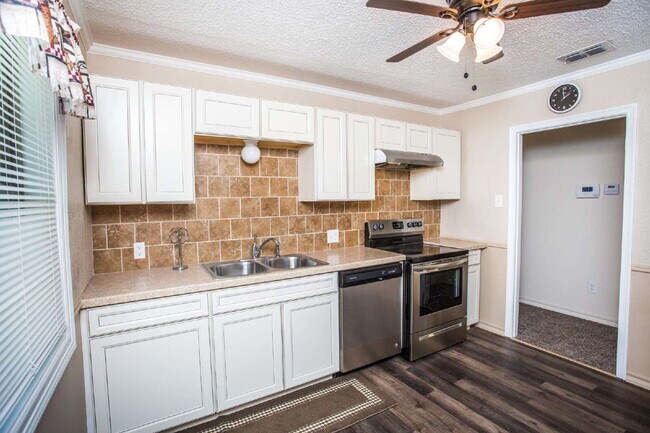 Building Photo - "Charming 3-Bedroom Home on 31st with Gleaming Hardwood Floors and 2 Full Baths!"