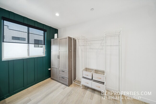 Building Photo - 837 N Harvard Blvd