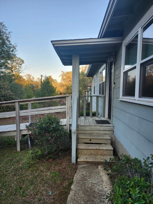 Building Photo - 301 Gaile Ave