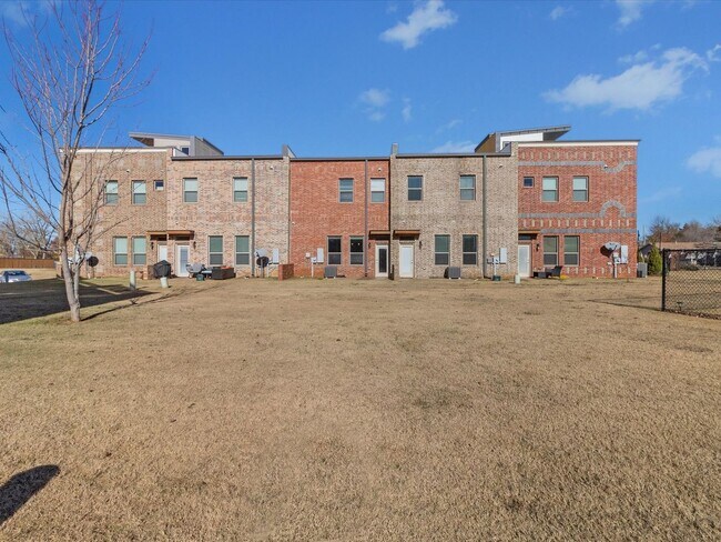 Building Photo - 475 S Fretz Ave