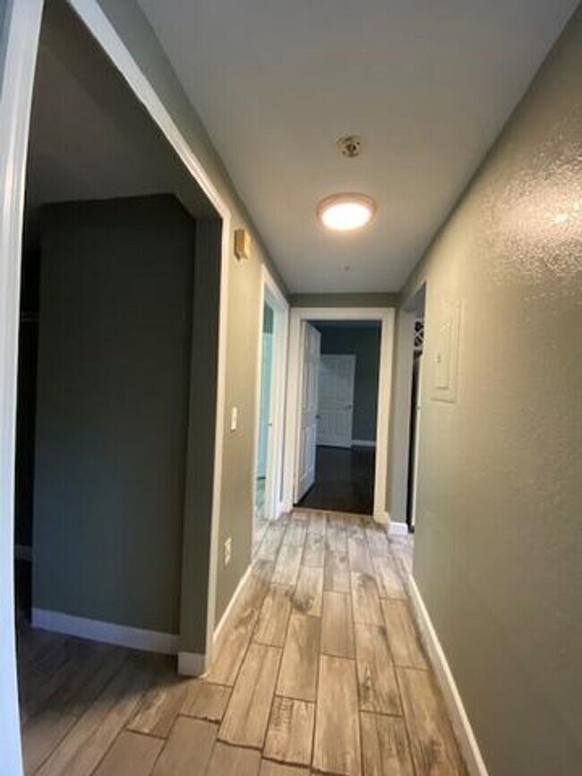 Building Photo - Reduced! Charming 1-Bedroom 1-Bath! - MetroWest