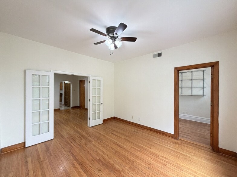 Building Photo - 1521 W Barry Ave