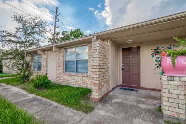 Primary Photo - 3906 Quiet Pl Dr