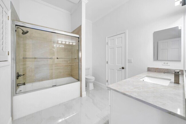 Building Photo - 1524 Glenlake Cir