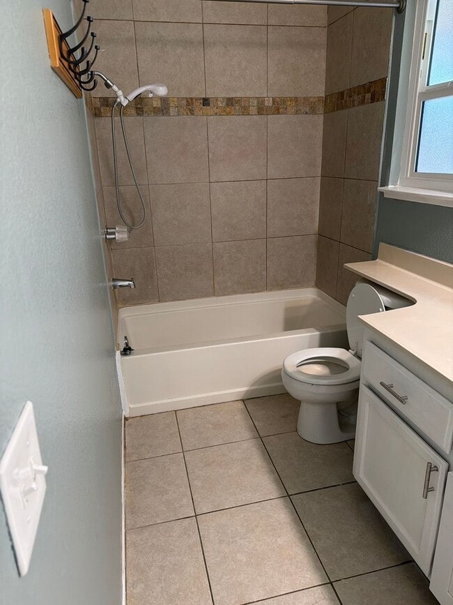 Building Photo - 2127 Park View Dr