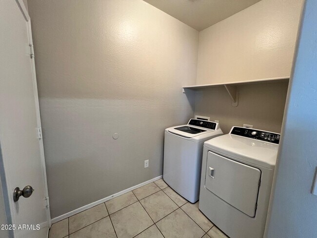 Building Photo - 28945 N Amber Way