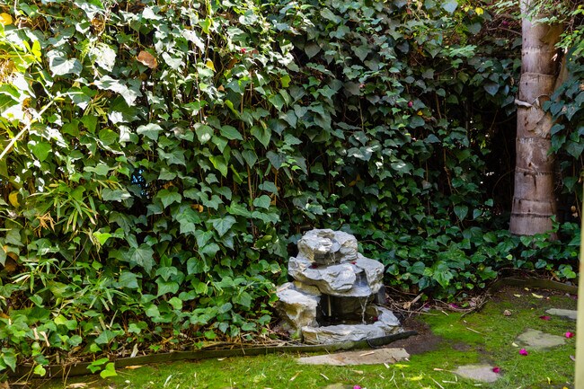 GARDEN WITH FOUNTAIN - 1762 Vista Del Mar Ave