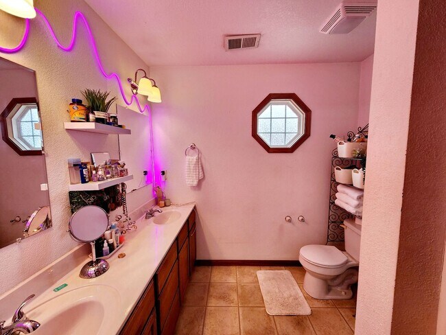 Building Photo - 3bed, 2.5bath Townhouse Near Medical Cente...