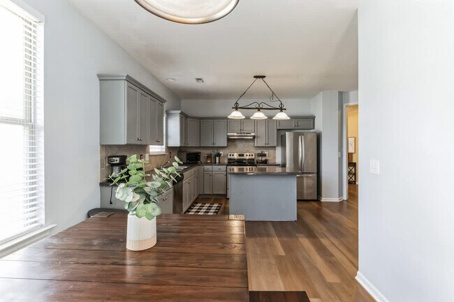 Building Photo - 15881 Elaine Ct