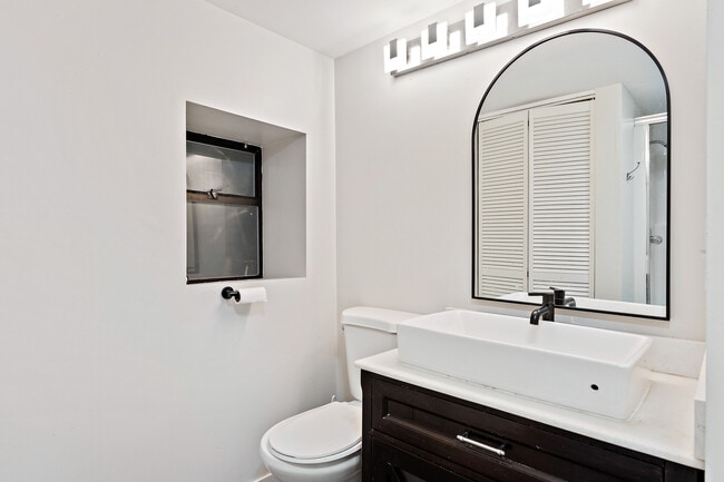 Building Photo - 4703 Beach Dr SW