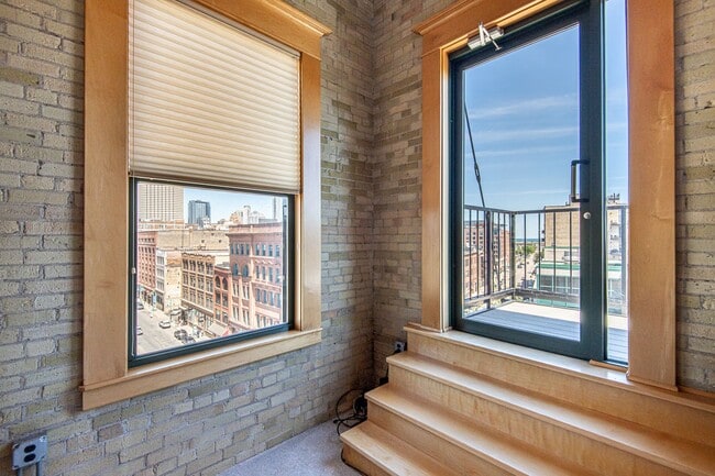 Building Photo - Modern Downtown Milwaukee Condo for Rent