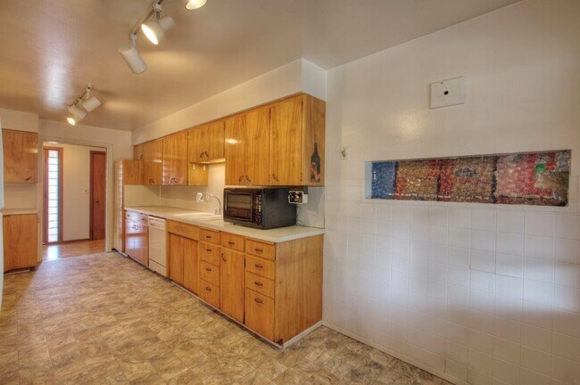 Building Photo - Convenient Location in Renton * Open House Sunday July 5th, 11:00am *