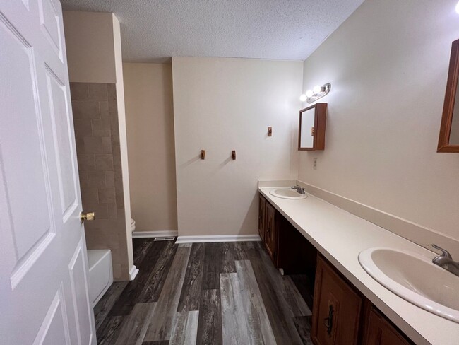 Building Photo - Spacious 3 bedroom Town House!