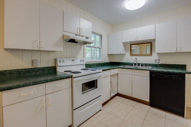 Building Photo - 3 Bedroom, 2 Bath Home Available 10/1/2025...