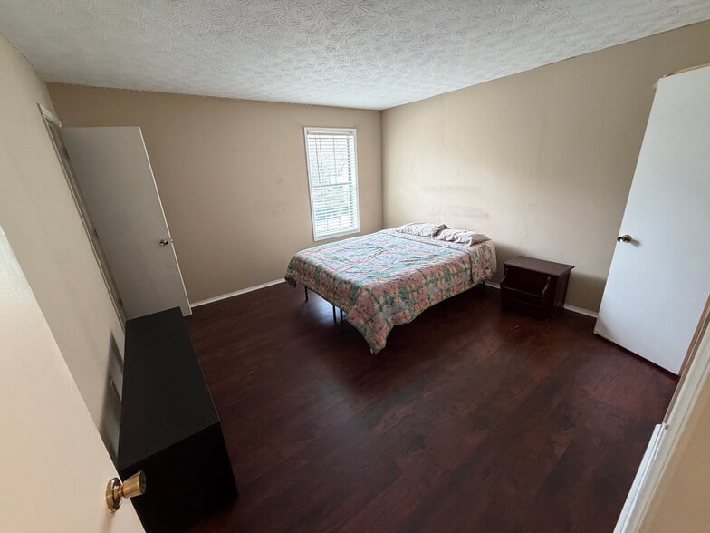 Building Photo - Room in Condo on Brockett Pl