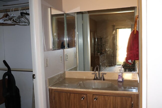 Building Photo - 87 Capri B