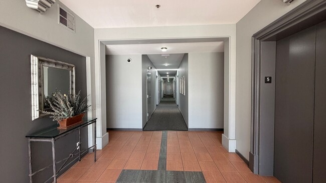 Building Photo - $500 Move in Special | 2 bed 2 bath Available in Downtown SJ!