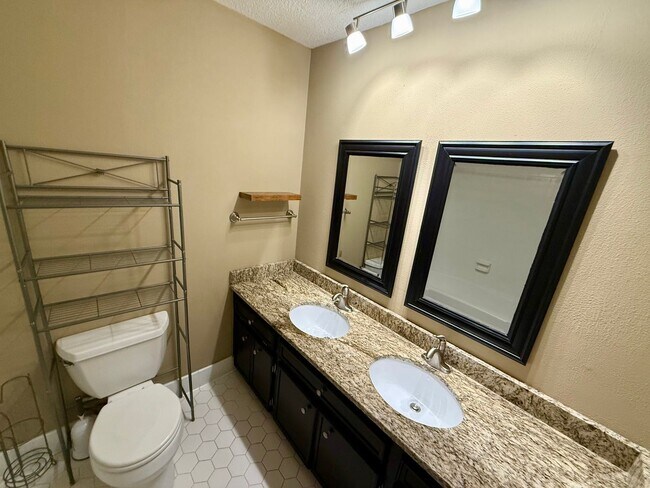 Building Photo - 4 Bedroom Brick Home in Alice Drive Area!