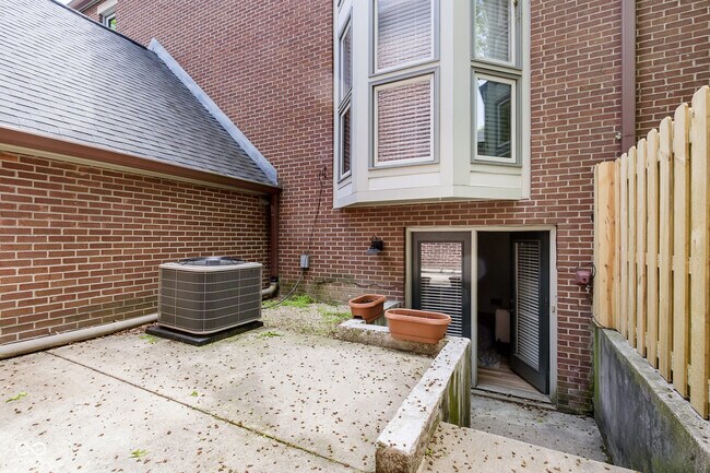 Building Photo - 592 E Vermont St