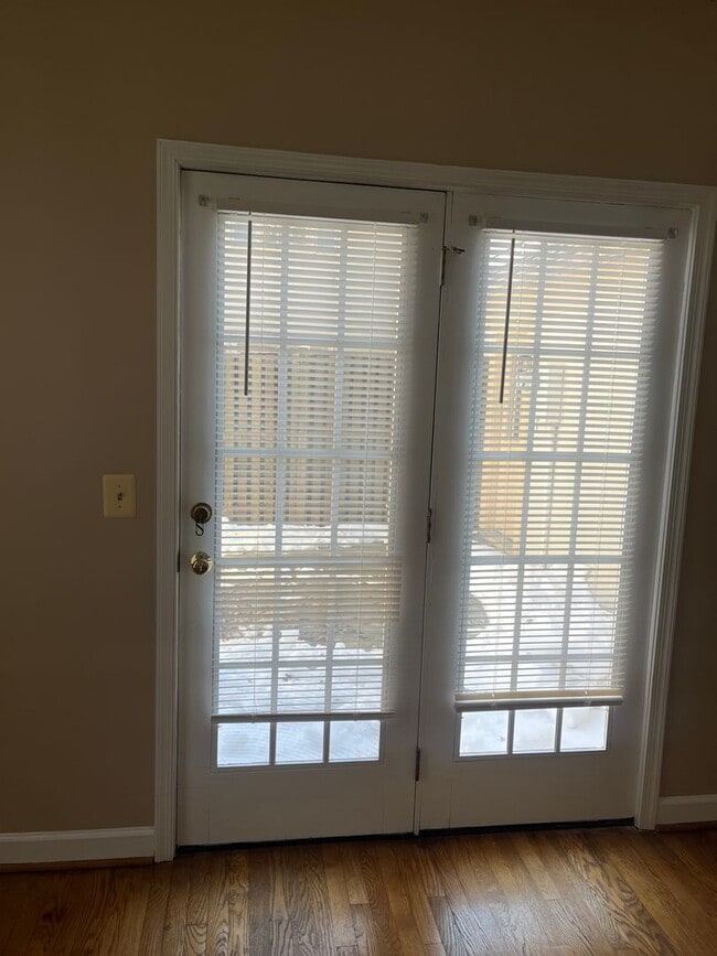 Building Photo - Linden Hill's House with Garage