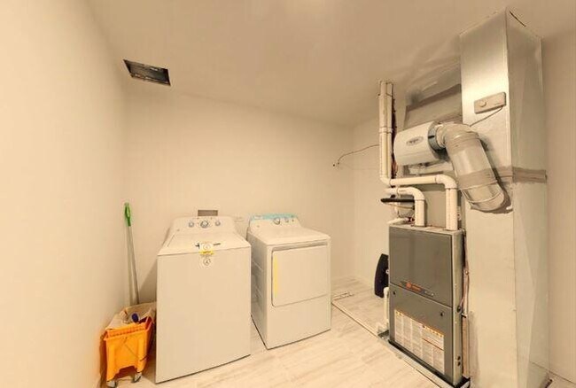 Building Photo - 3 bedroom in Chicago IL 60616
