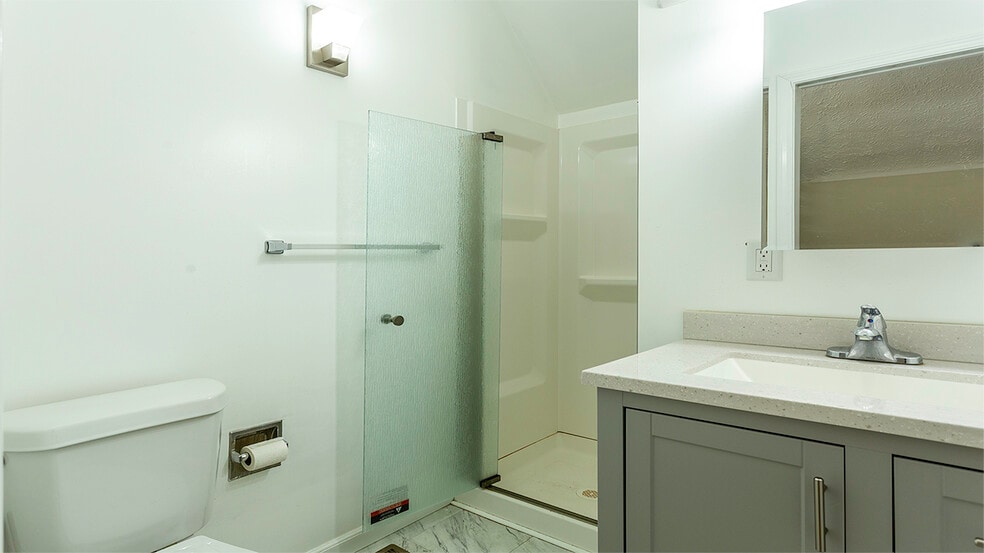 2nd Floor Bathroom/ Shower - 527 Riddle Rd