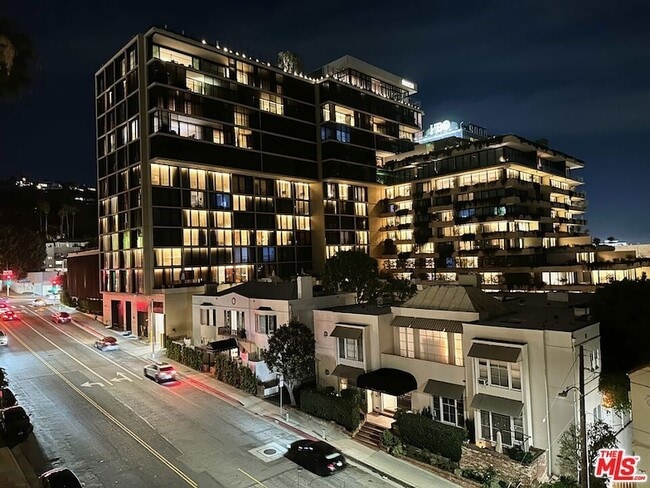 Building Photo - 999 N Doheny Dr