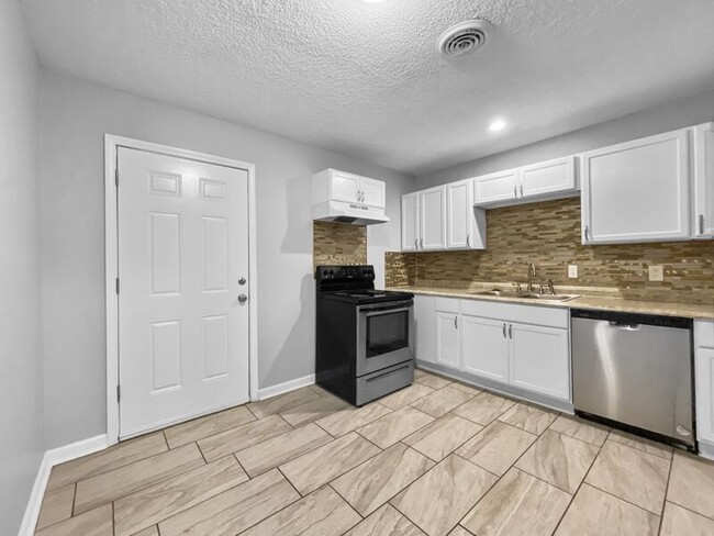 Building Photo - 11007 Ewing Ave