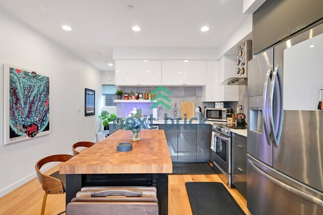 Building Photo - Charming 2-Bedroom Townhouse with 2.5 Baths and Spacious 1,510 Sq Ft in Seattle's Vibrant Neighbo...