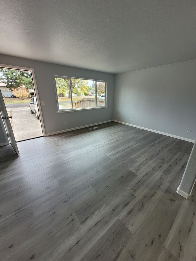 Building Photo - Newly Renovated Pet Friendly 2 Bed Duplex ...