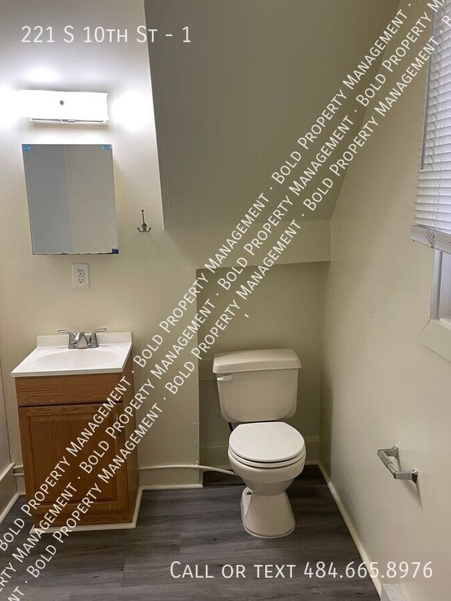 Building Photo - 221 S 10th St