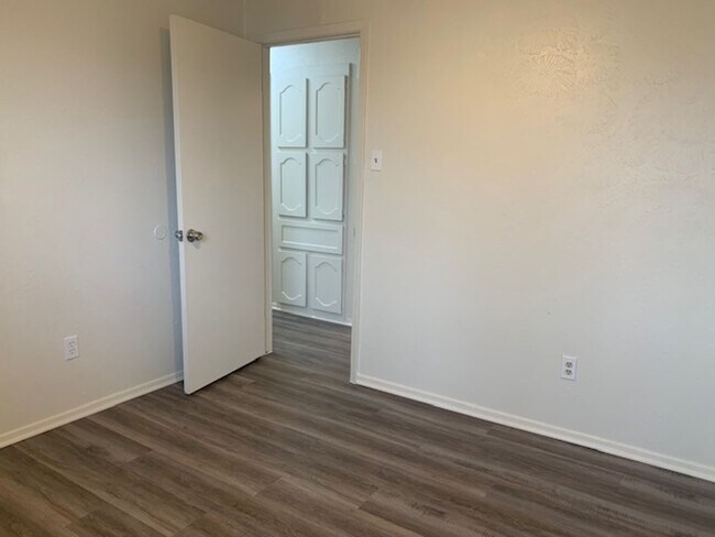 Building Photo - Move in ready! 3 Bedroom, 2 Full Bath Home...