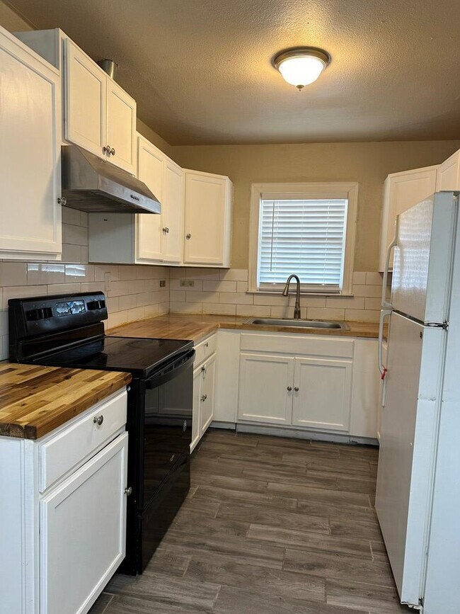 Building Photo - 1711 Doran Dr