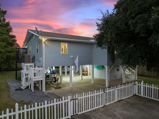Building Photo - 806 Deer Dr