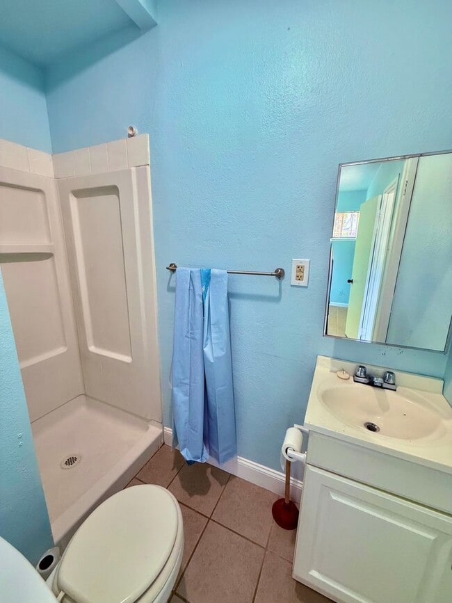 Building Photo - Adorable two bedroom one bath home in Los ...