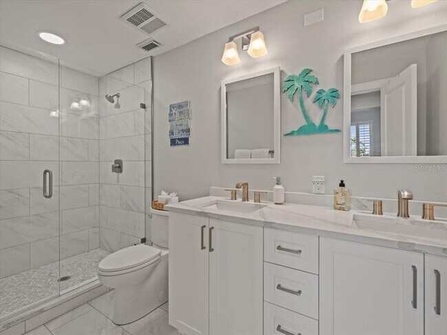 Building Photo - 5900 Bahia Del Mar Cir N