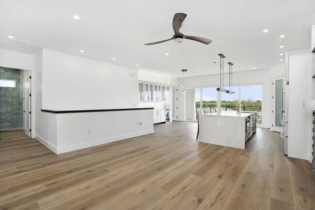 Building Photo - 5/3 Luxury Custom Home plus Boat dock, Pool and Stunning Views!!