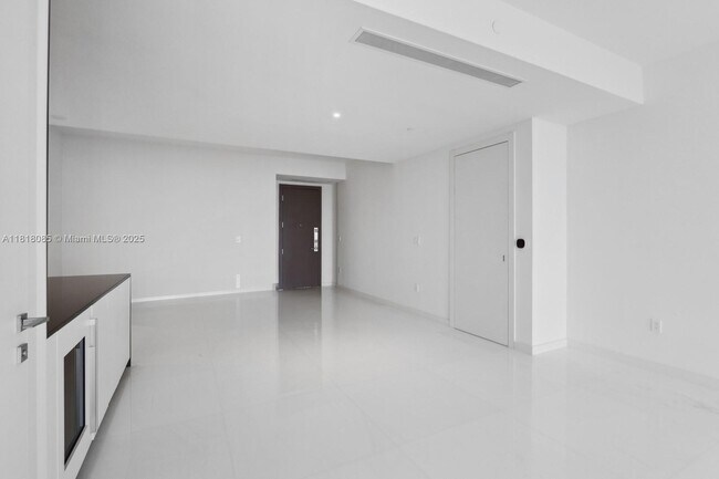 Building Photo - 300 Biscayne Blvd Way