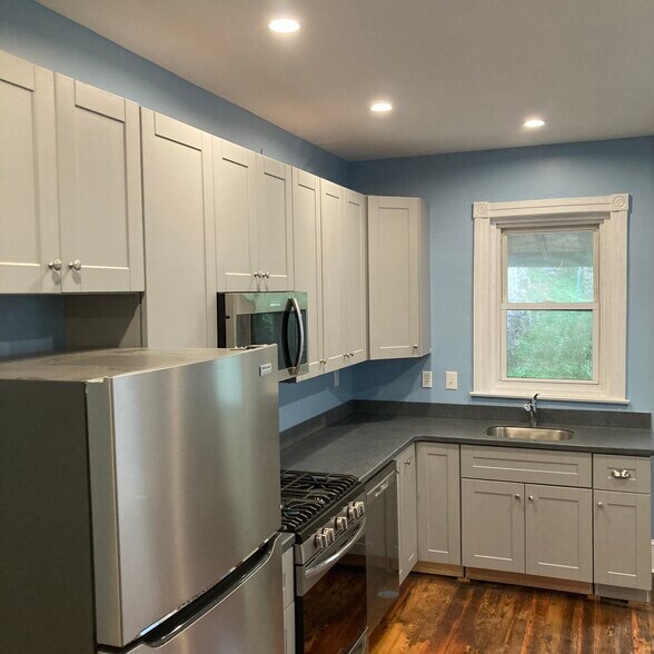 Building Photo - 5271 Ridge Ave