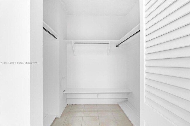 Building Photo - 905 Brickell Bay Dr