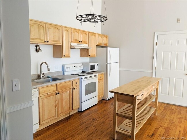 Building Photo - 390 Charles St