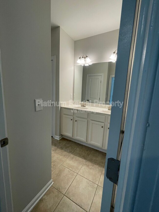 Building Photo - 1825 Dahlia Dr
