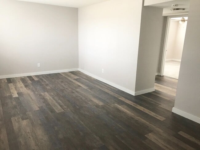 Building Photo - Pet Friendly Renovated One Bedroom