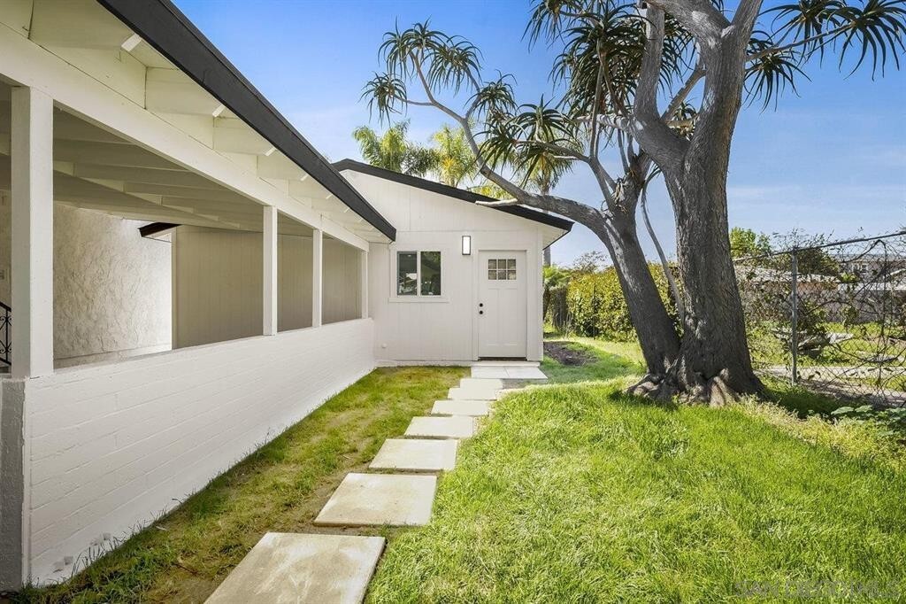 Building Photo - 2537 Davis Ave