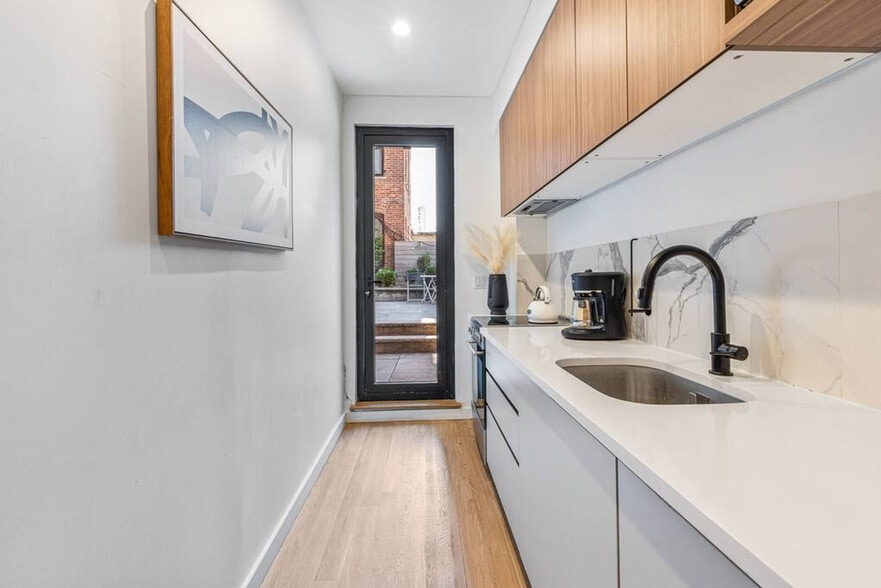 Building Photo - 583 Lorimer St