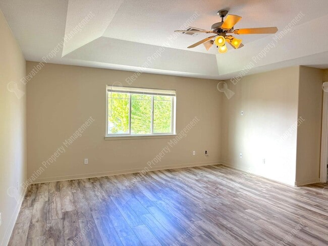 Building Photo - 3 BR home with fenced yard
