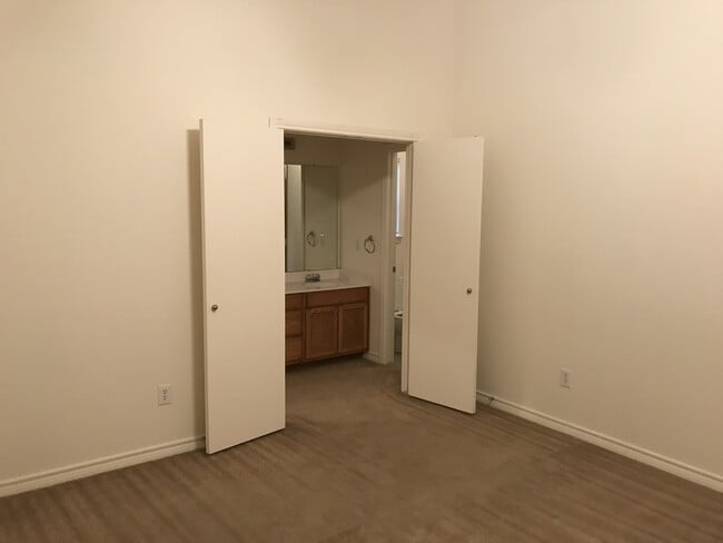 Building Photo - Duplex