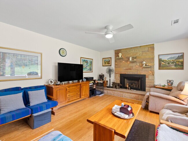 Building Photo - "Stunning 4-Bed Oasis with Granite Eleganc...