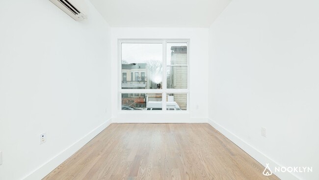 Building Photo - 282 E 32nd St